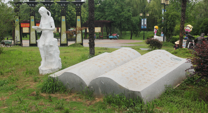 玻璃鋼讀書(shū)雕塑.gif 玻璃鋼讀書(shū)雕塑.gif