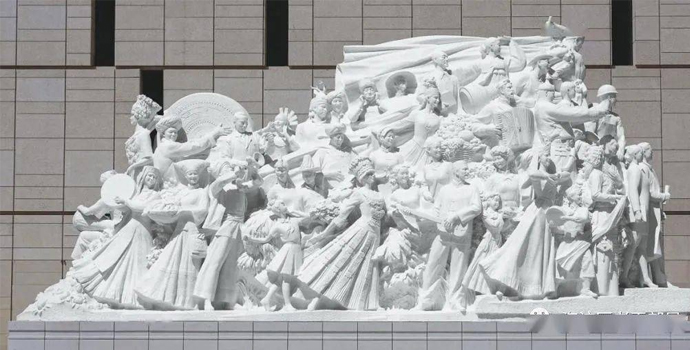 《追夢》大型漢白玉組雕魯美創(chuàng)作.jpg 《追夢》大型漢白玉組雕魯美創(chuàng)作.jpg